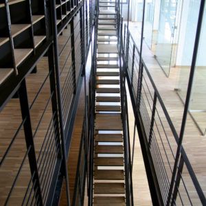 Escaliers et garde-corps - aciers suspendus à la charpente - SDAP - Ville de Quimper