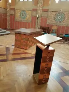 1er plan : ambon en dinanderie sur cuivre et 2e plan :autel dans le même procédé.