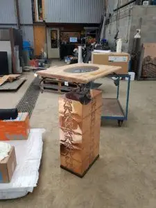 L'ambon en dinanderie sur cuivre patiné réalisé pour la Chapelle St Yves de Saint-Brieuc attend dans notre atelier d'être livré