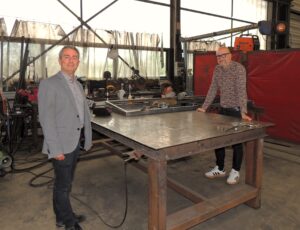 Gaël Hardy (à gauche) et Arnaud Prigent (à droite), les repreneurs de METAFER en mars 2022, sont autour d'un établi dans l'atelier de l'entreprise