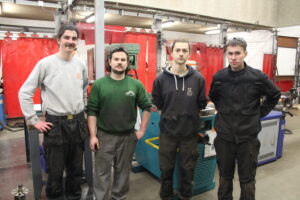 dela 2ème personne à gauche à la dernière personne à droite, les 3 finalistes de la sélection régionale Bretagne. Médaille d'or, médaille de bronze et Titouan Clavarin, notre apprenti, médaille d'argent