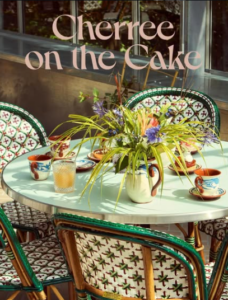 Photo tirée du compte Instagram des Jardins de Kerdalo. On y voit un zoom sur une table du salon de thé. Celle-ci est dressée avec un superbe bouquet de fleurs ainsi que des tasses de thé, un verre, de jus de fruit et des pâtisseries