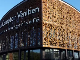 Ornement de façade de type moucharabieh sur un restaurant de l'enseigne Le Comptoir Vénitien